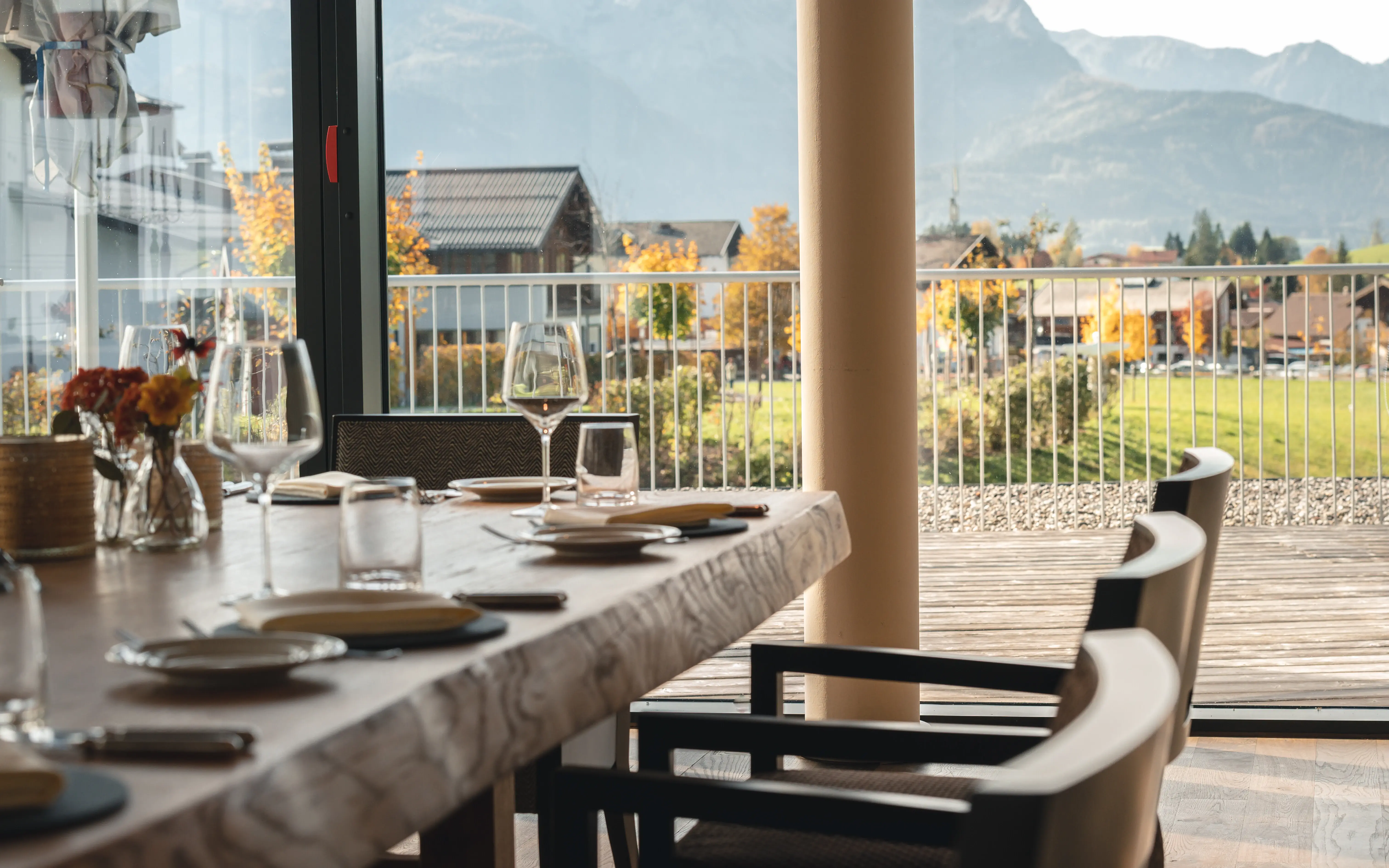 Ein Tisch mit Tellern und Gläsern darauf, in einem Außenbereich.
