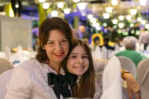 Silvester Gäste Eine Frau und ein Mädchen lächeln in die Kamera.