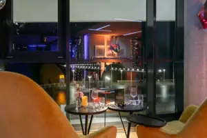 Silvester in der Bar Ein Tisch mit Weingläsern und Blumen darauf.