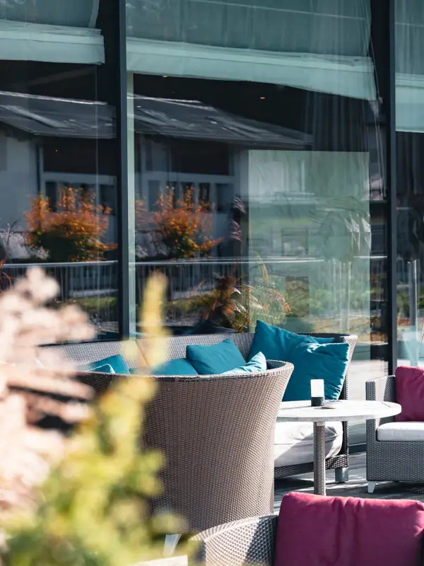 Sonnenterrasse Eine Terrasse mit einem Tisch und Stühlen.