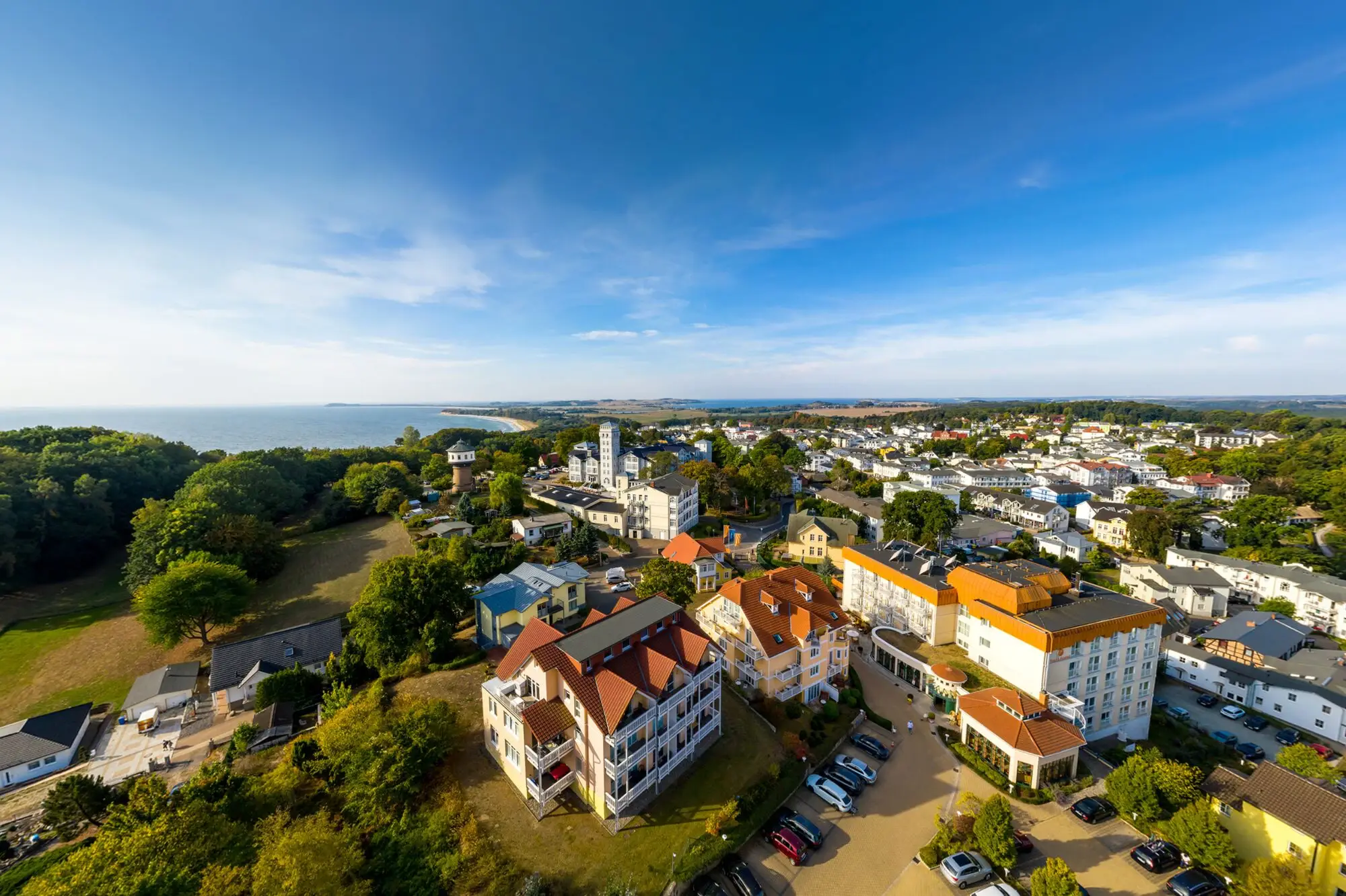 Luftaufnahme einer Stadt mit vielen Gebäuden und Bäumen.