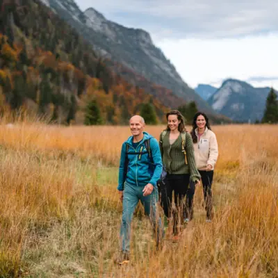 Wanderung Eine Gruppe von Menschen, die in einem Feld spazieren geht.