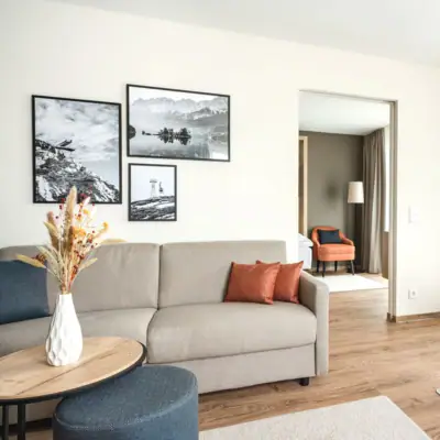 Wohnzimmer Ein Wohnzimmer mit Sofas und Sesseln.