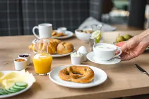 Frühstück Ein Tisch mit verschiedenen Speisen und Getränken.