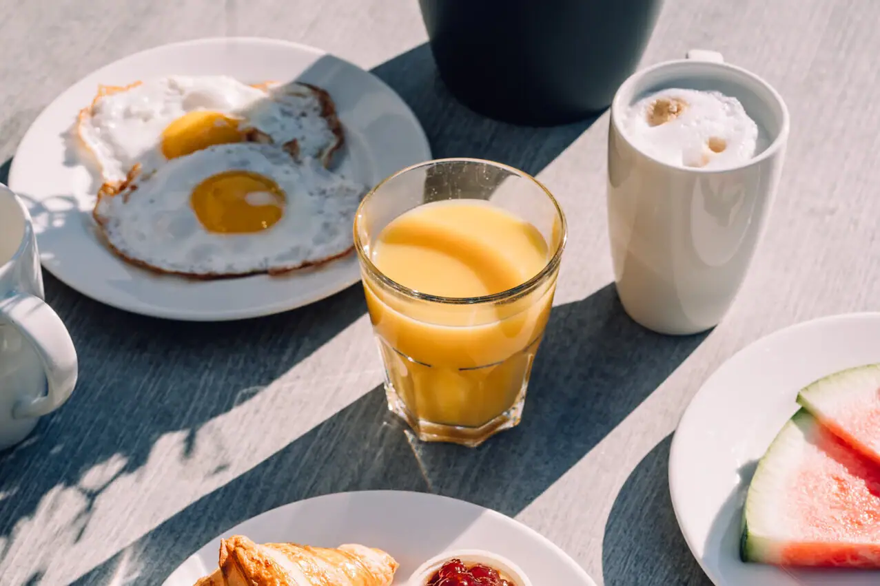 Kaffee und Tee Ein Tisch mit Tellern voller Speisen und Getränken.