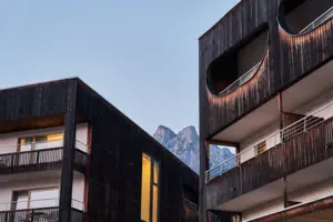 aja Bergresort Werfenweng Eine Gruppe von Gebäuden mit Balkonen.