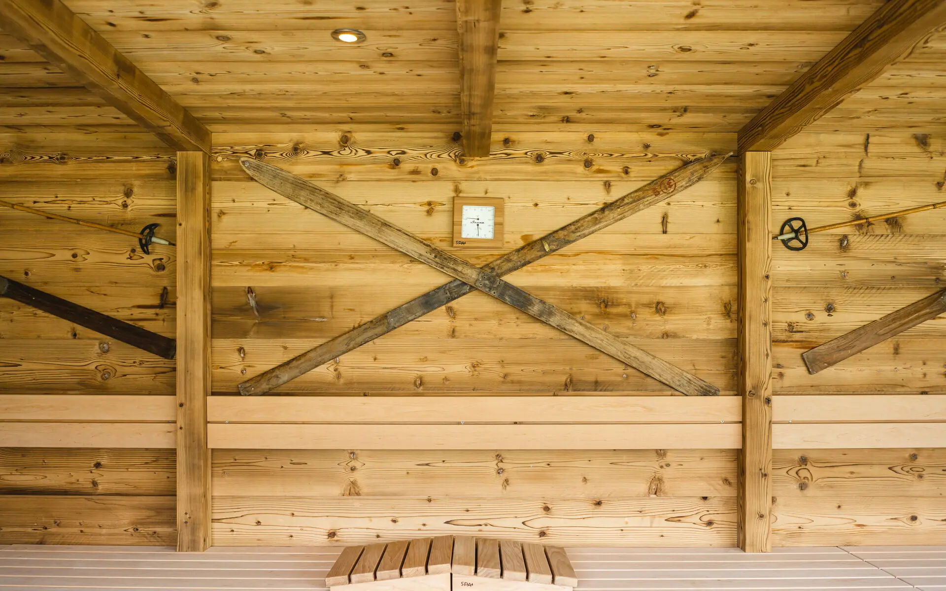 Ruhebereich im SPA aja Garmisch-Partenkirchen Ein Mann und eine Frau stoßen an und entspannen in Bademänteln im Loungebereich des SPA aja Garmisch-Partenkirchen