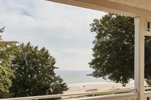 Balkon Eine Terrasse mit Stühlen und einem Tisch darauf.