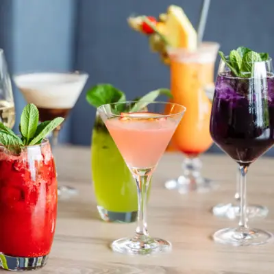 Cocktails Eine Auswahl von Cocktails auf einem Tisch.