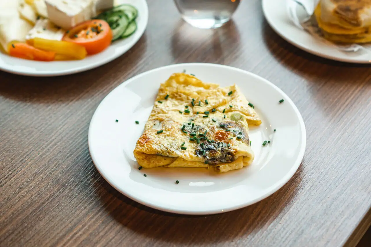Omelette Ein Tisch mit Tellern voller Speisen und Getränken.