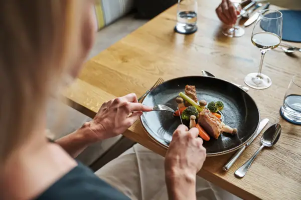 Eine Person isst von einem Teller.