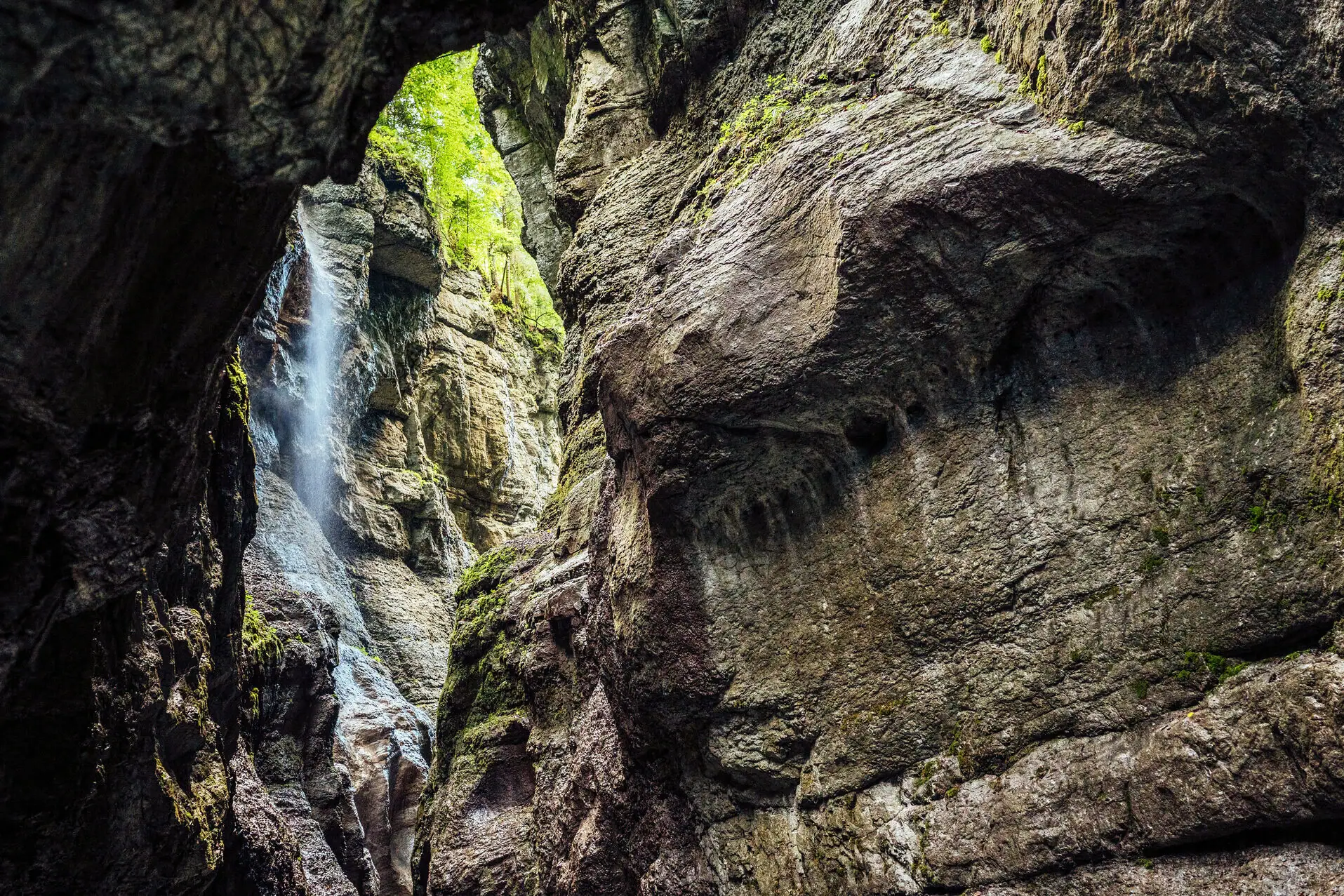 Partnachklamm Die Partnachklamm mit Felsen und einem Wasserfall.