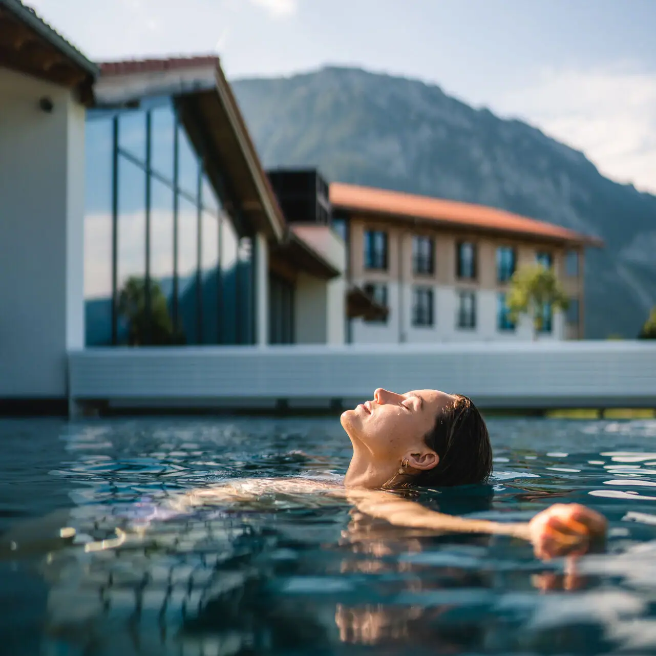 Außenpool Eine Frau schwimmt in einem Pool.