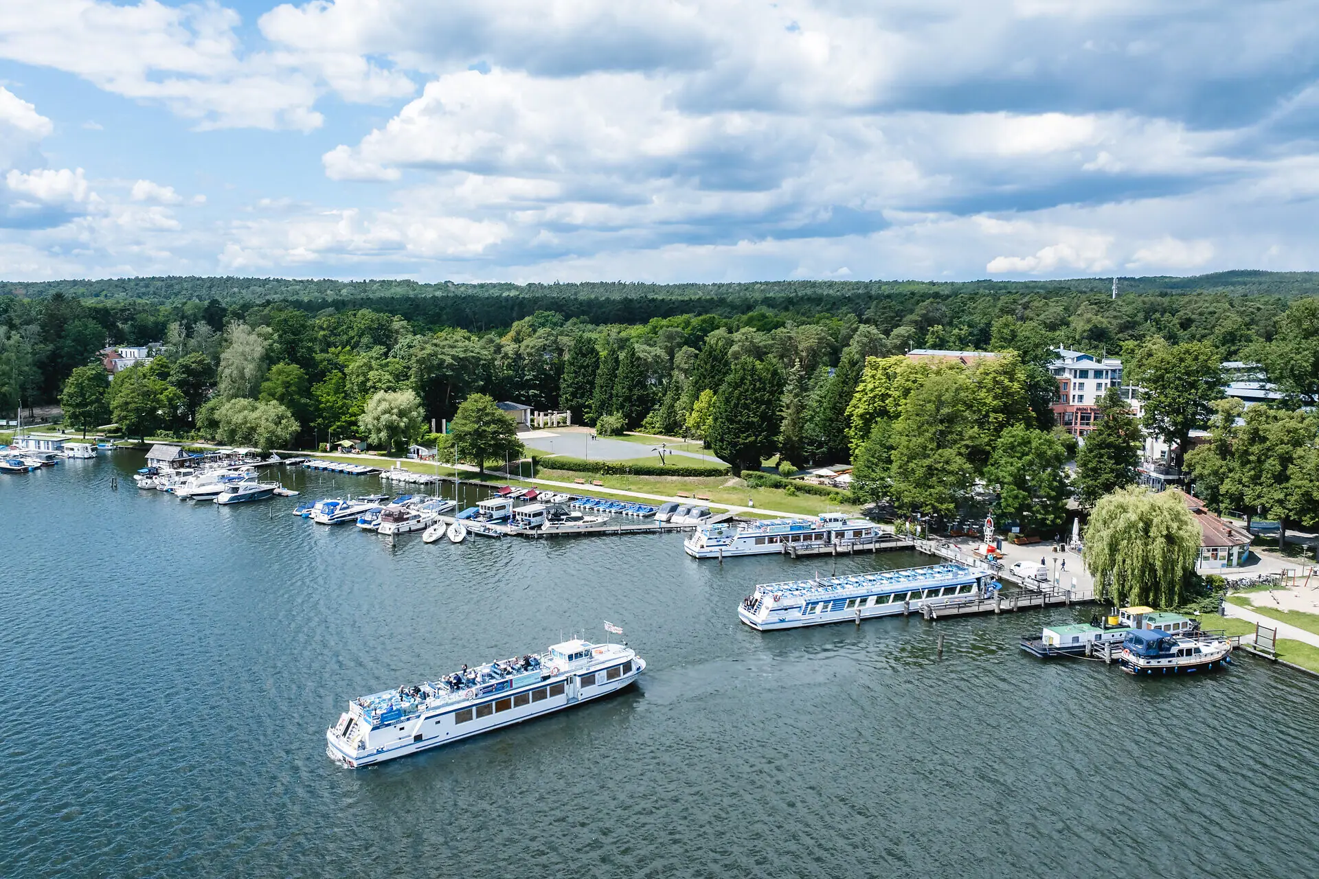 Boot fahren Boote auf dem Wasser mit Bäumen im Hintergrund