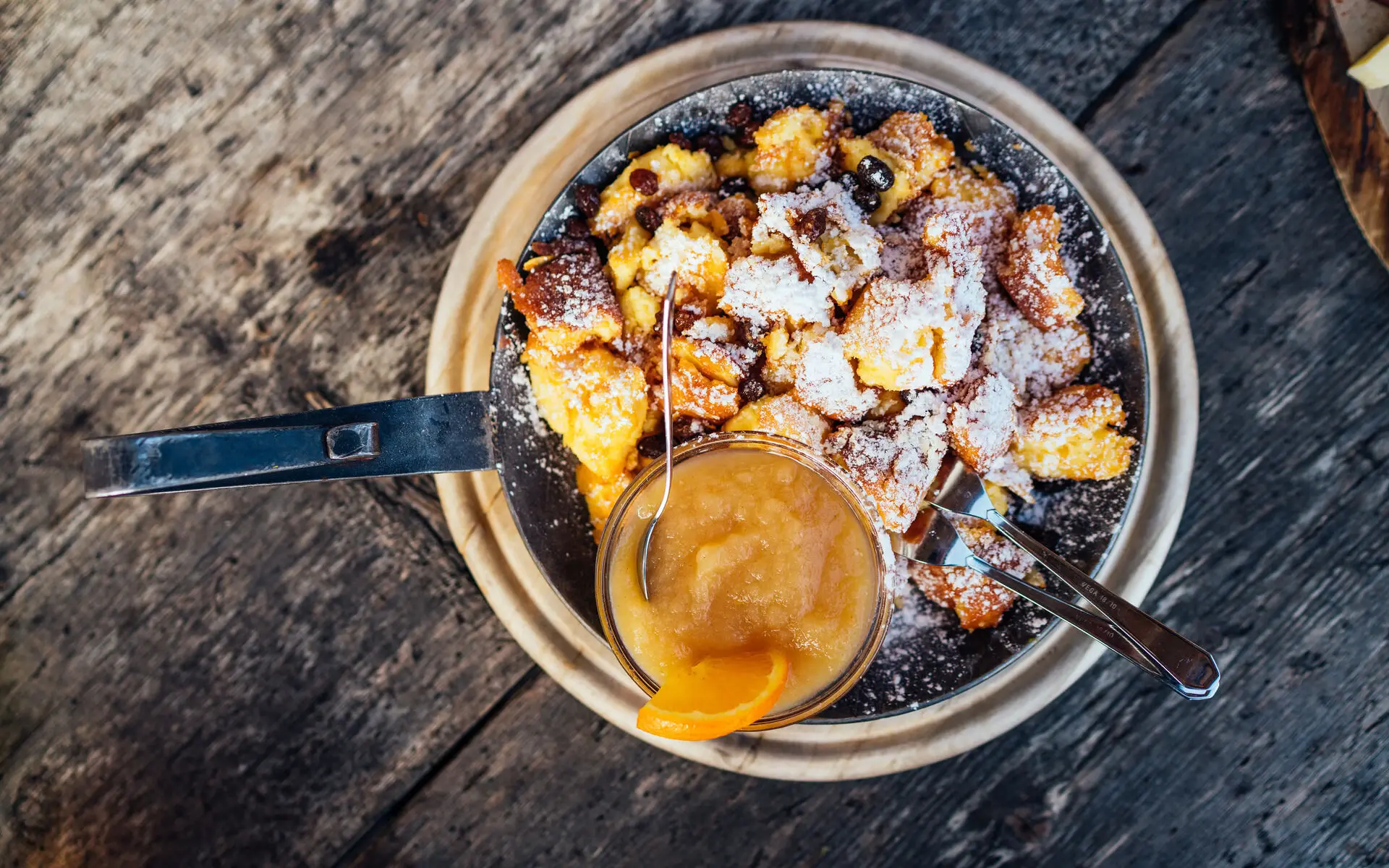 Vogelperspektive einer Pfanne mit Kaiserschmarren und Apfelmus.