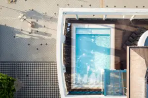 Außenpool Whirlpool in einem Gebäude