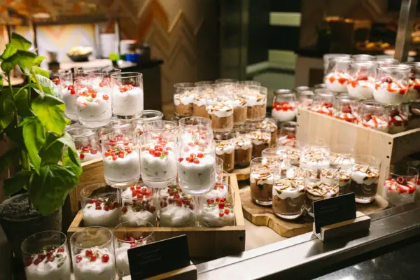 Silvesterbuffet im aja Ruhpolding Ein Buffet voller Desserts.