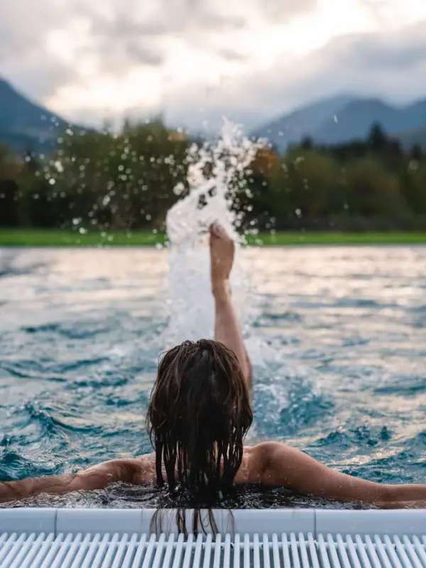 Pool Eine Frau schwimmt in einem Gewässer.