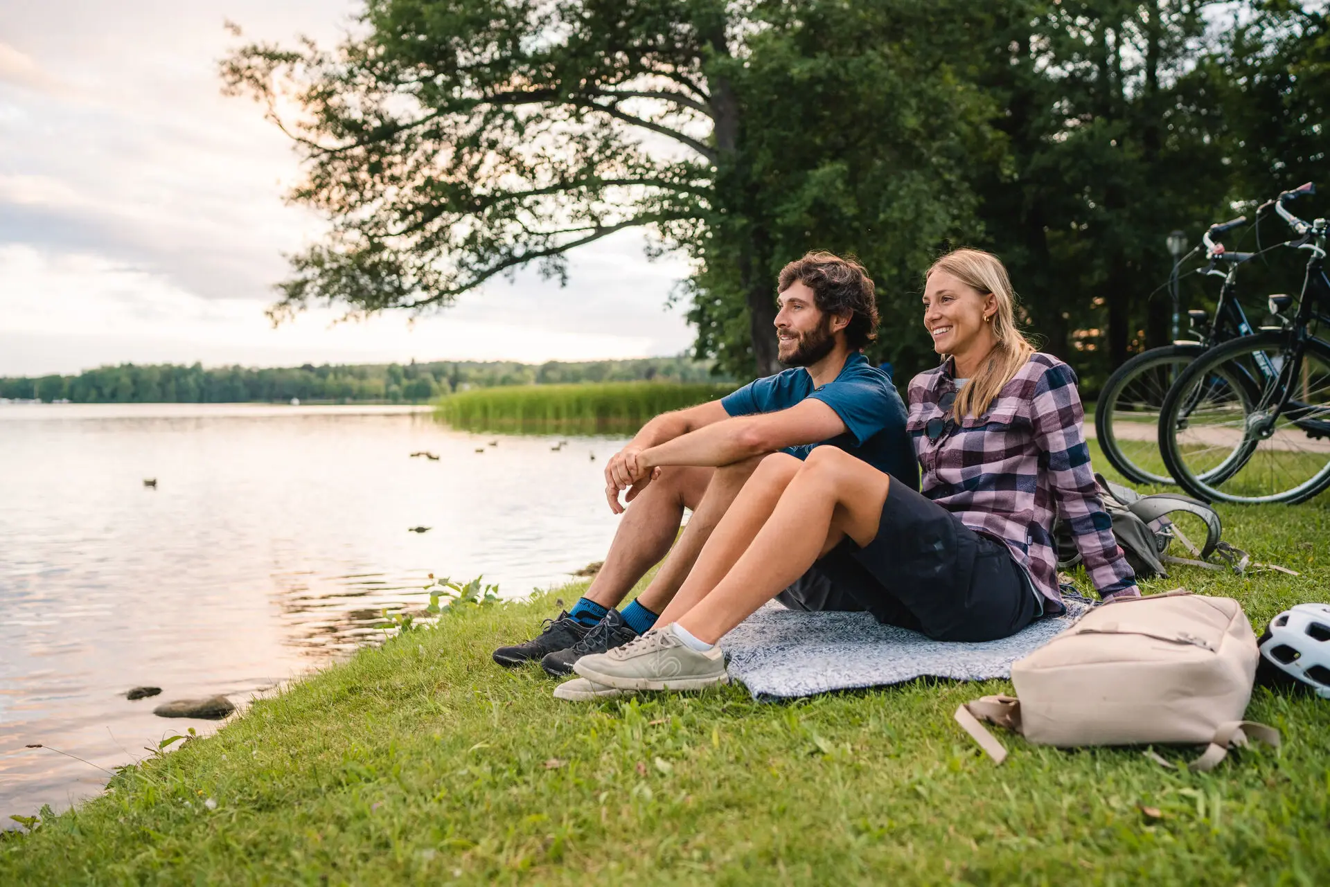 Scharmützelsee Ein Mann und eine Frau sitzen auf einer Decke am See.