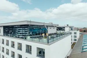 Dachterrasse Ein Gebäude mit Glasfenstern.