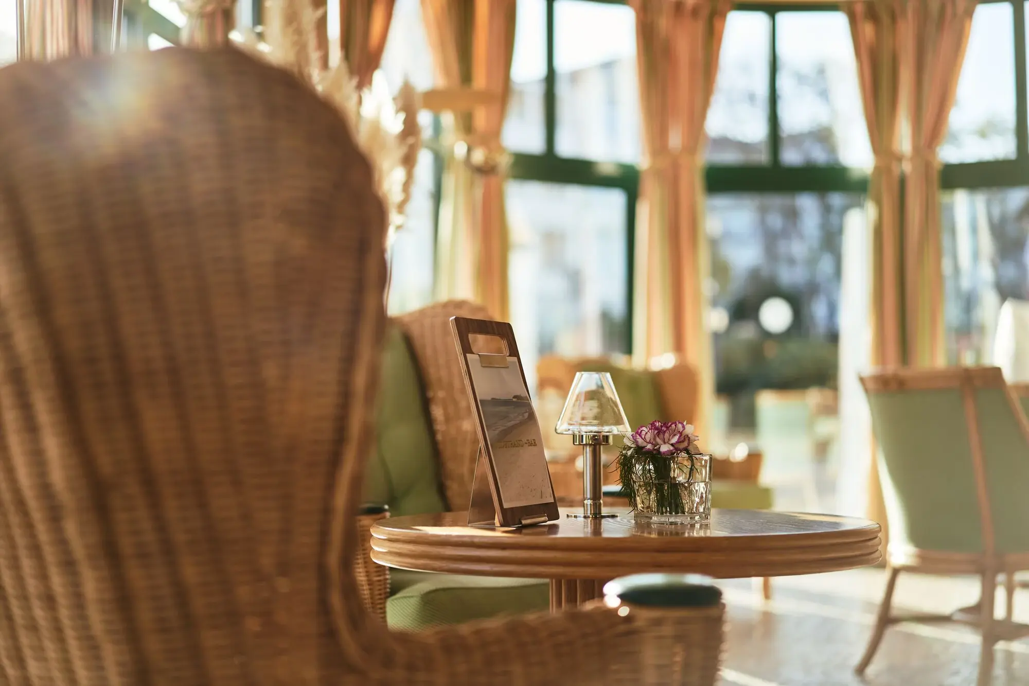 Lobby im aja Nordperd & Villen Göhren Innenraum mit Couch, Sesseln und Couchtisch.