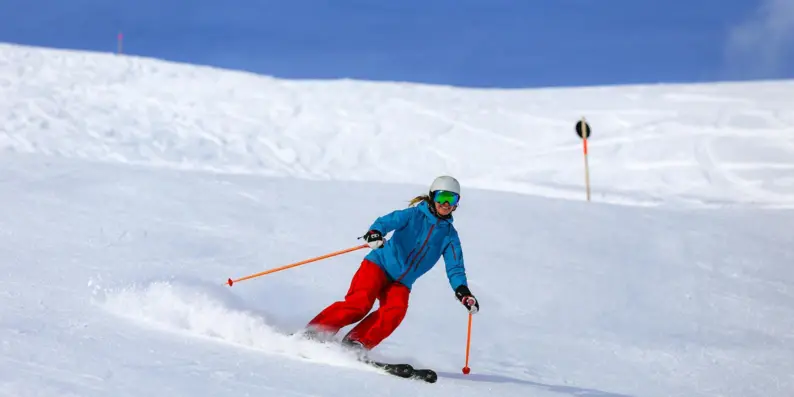 Person beim Skifahren auf einer verschneiten Piste. Person beim Skifahren auf einer verschneiten Piste.