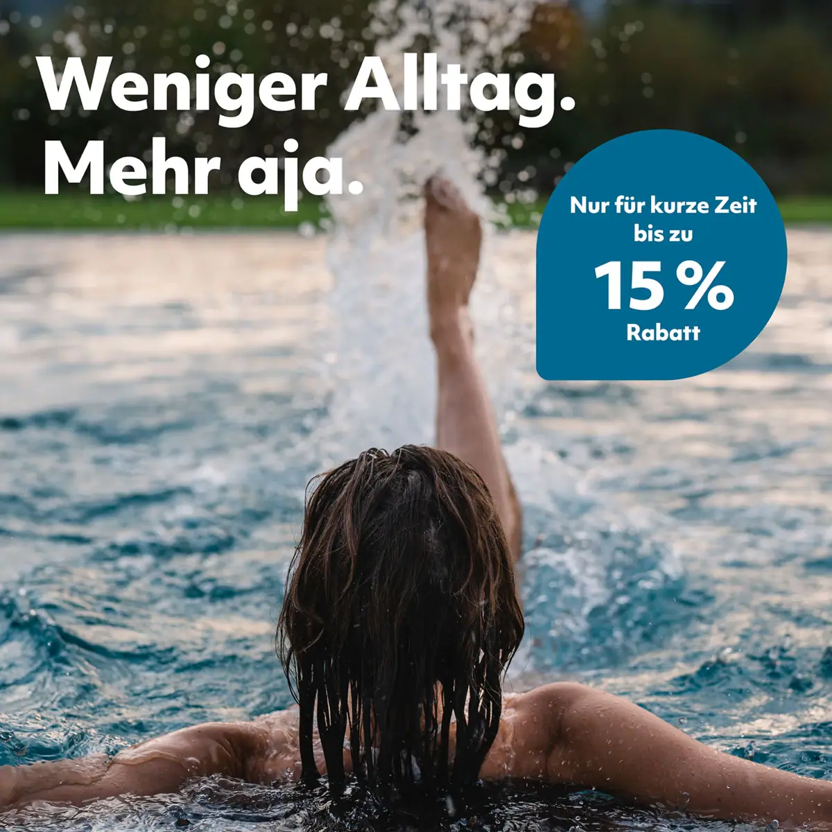 Weniger Alltag. Mehr aja. Frau schwimmt im Wasser
