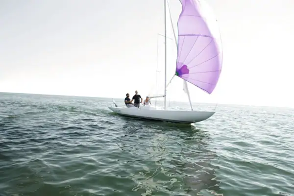 Segeln Eine Gruppe von Menschen auf einem Segelboot.