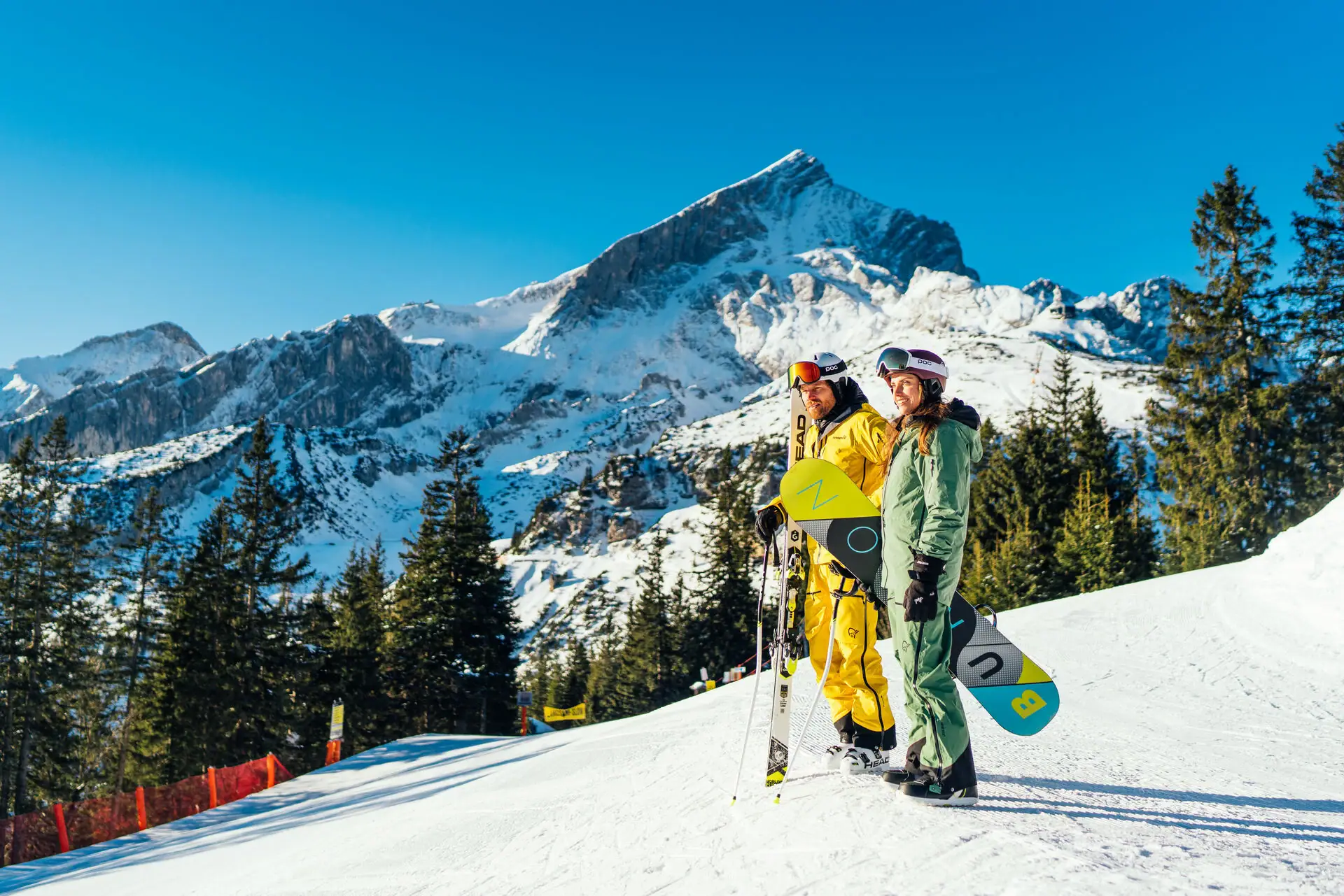 Skiurlaub Zwei Personen in Schneekleidung auf einem verschneiten Berg.