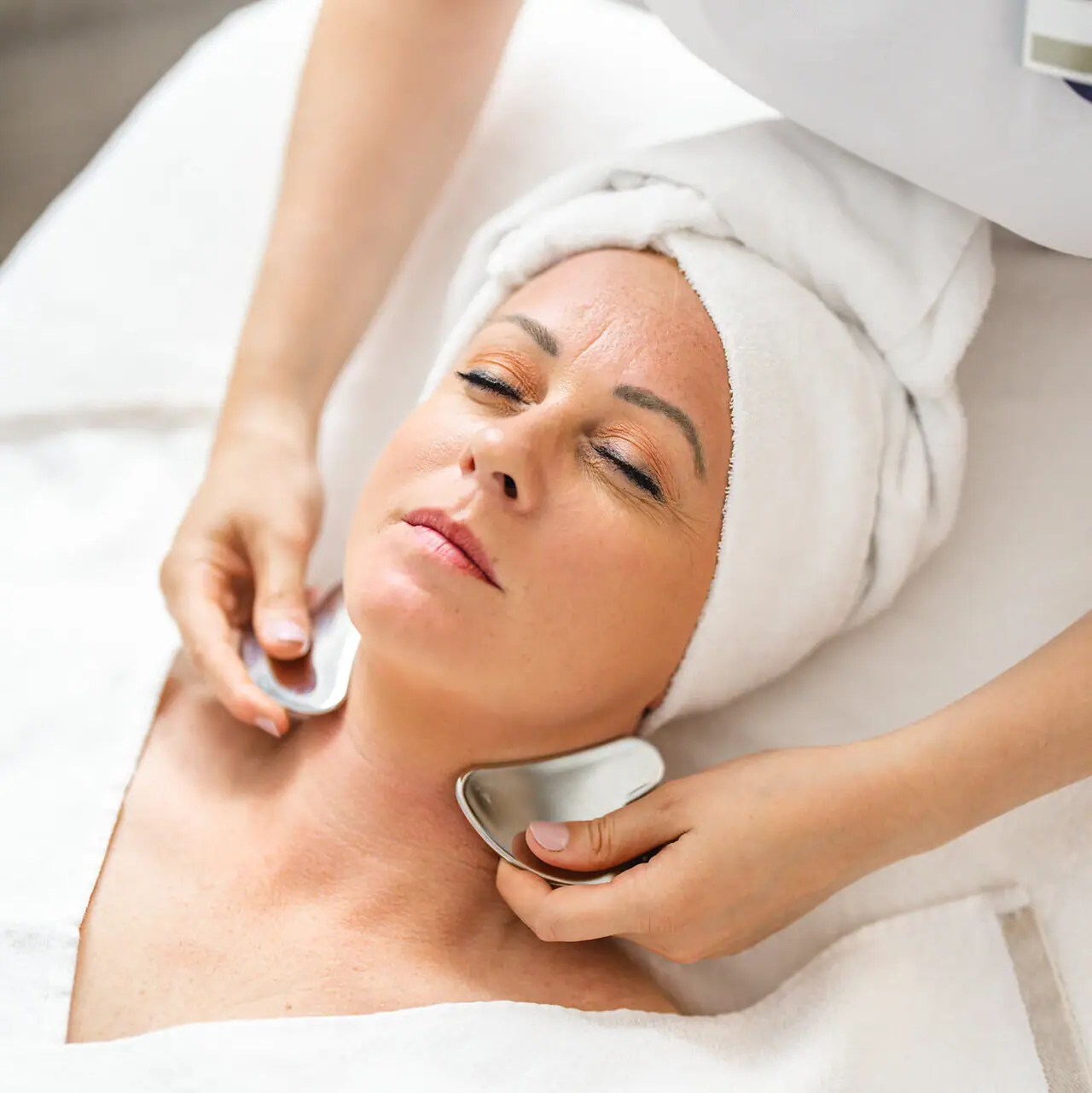 Gesichtsanwendung Eine Frau erhält eine Gesichtsmassage.