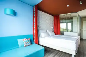 Behindertenfreundliches Zimmer Ein Zimmer mit einem Bett und einem Sofa.