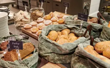 Verschiedene Brötchen und Brot auf einem Buffet.