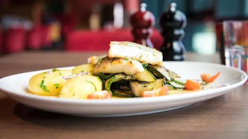 Ein Teller mit Essen auf einem Tisch.