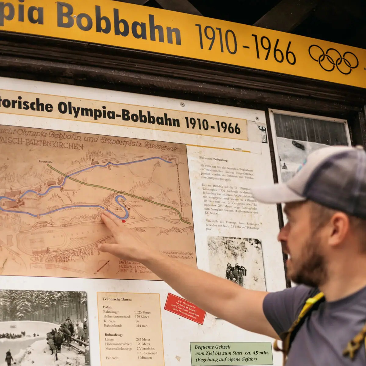 Olympia Bobbahn Ein Mann zeigt auf eine Karte.