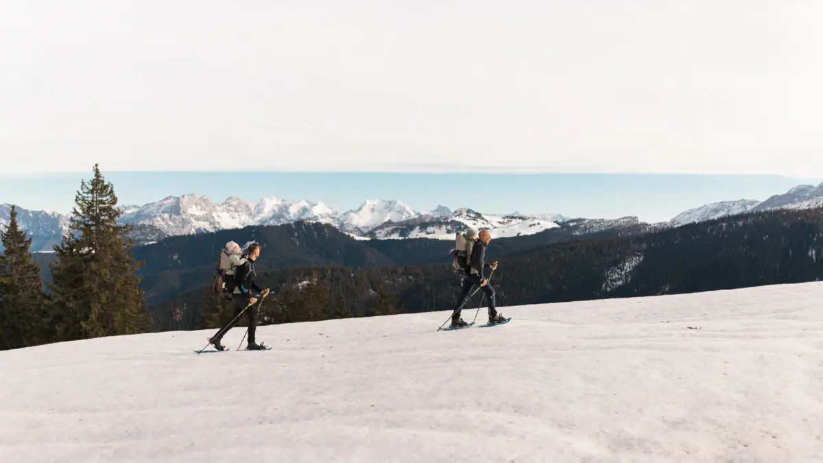 Schneeschuhwanderung Eine Gruppe von Menschen beim Skifahren auf einem verschneiten Berg.