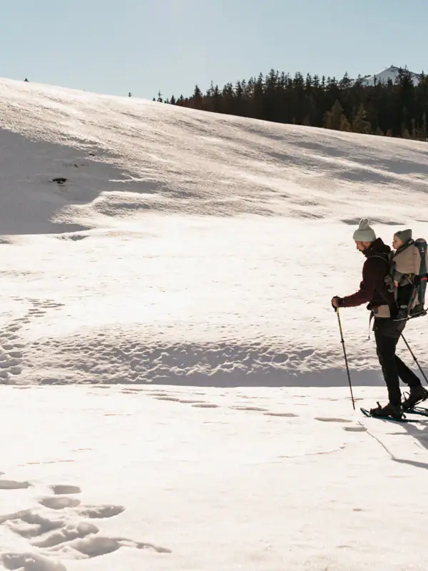 Schnesschuhwanderung Eine Person wandert im Schnee.