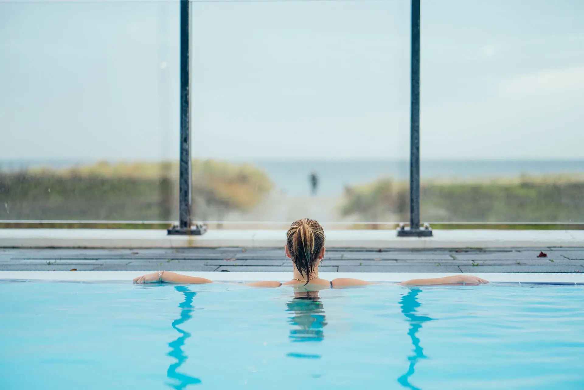 Außenpool Eine Frau in einem Schwimmbecken.