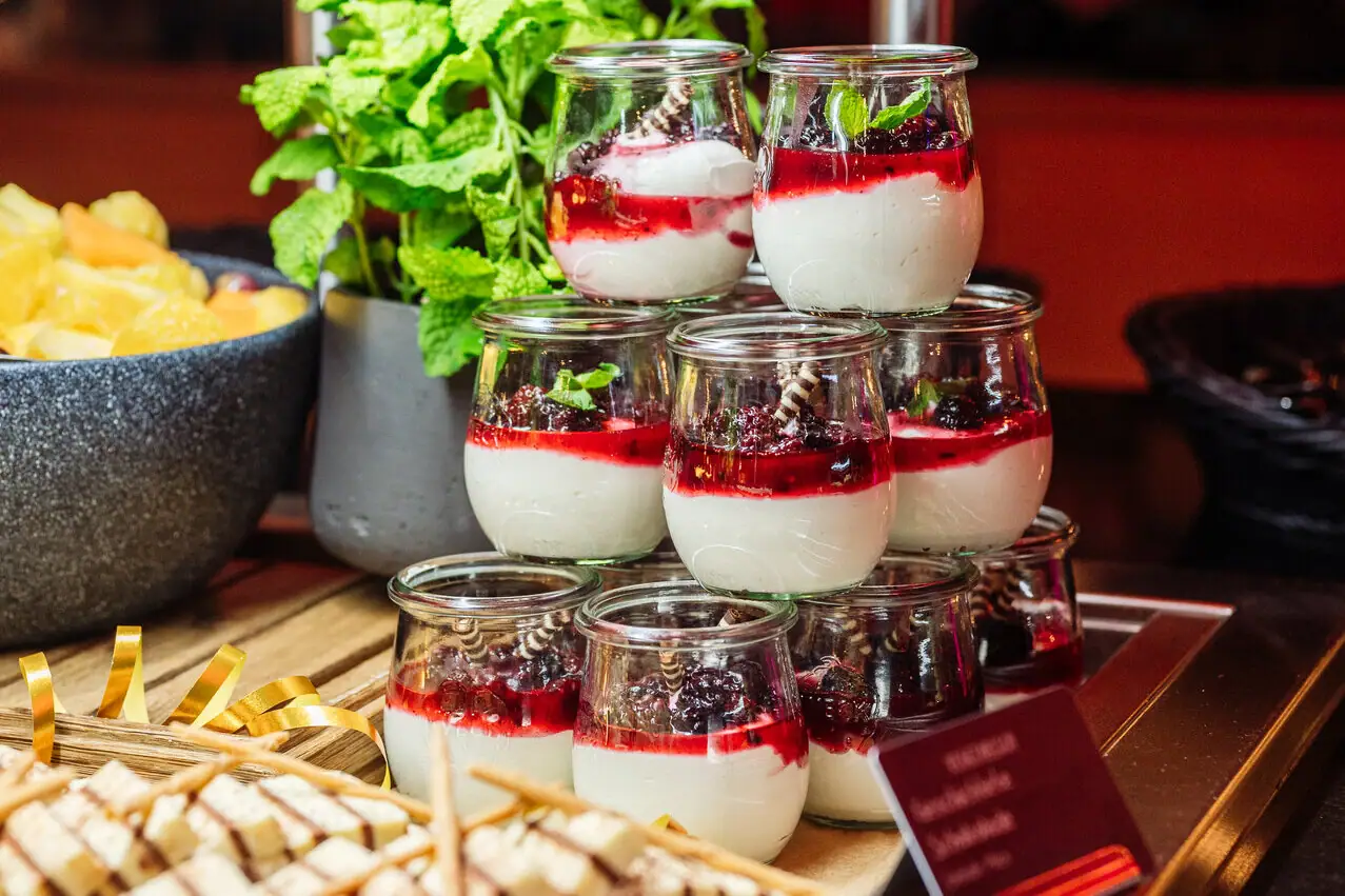 Silvesterbuffet im aja Bad Saarow Eine Auswahl an Desserts in Gläsern auf einem Tisch.
