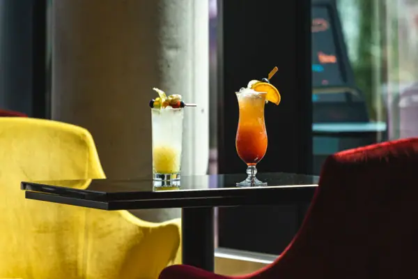 Cocktails Zwei Gläser mit Getränken auf einem Tisch.