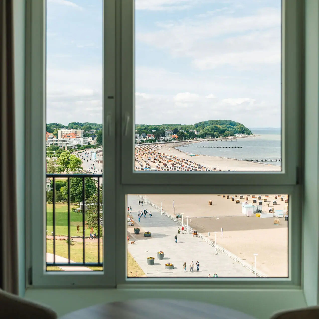 Blick auf einen Strand durch ein Fenster