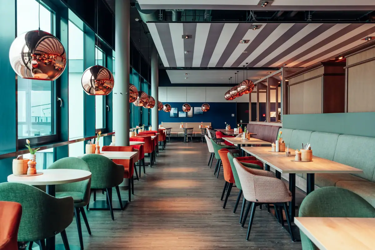 Restaurant Ein Restaurant mit Tischen und Stühlen.