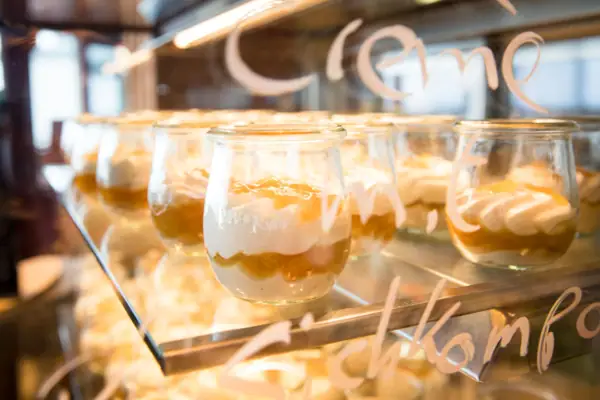 Eine Gruppe von Dessertgläsern.