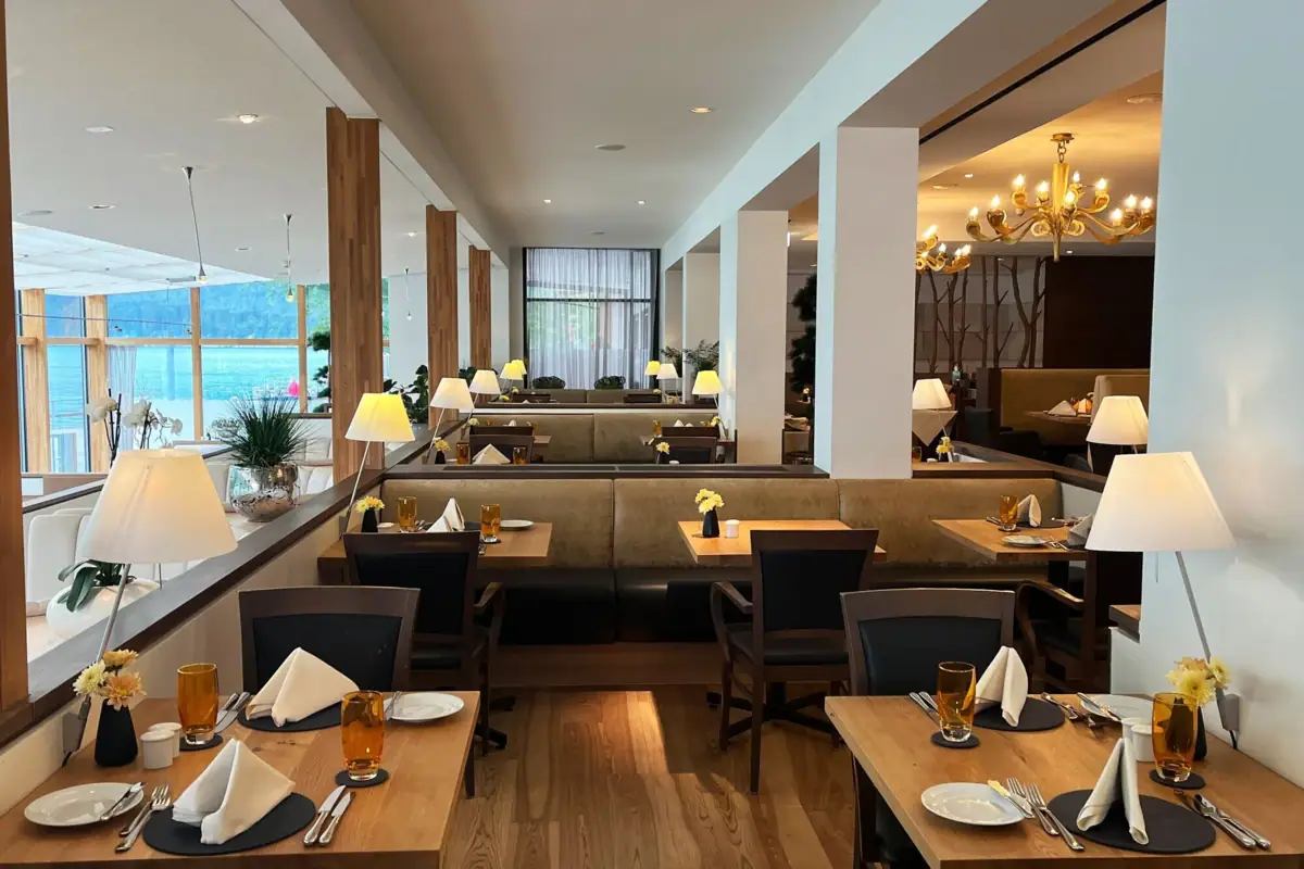 Restaurant innen Ein Restaurant mit Tischen und Stühlen.