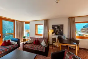 Suite Ein Raum mit Sofas und Sesseln.