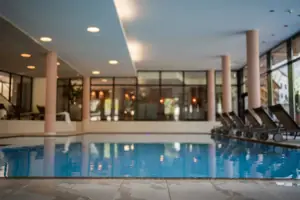 Innenpool Hallenbad in einem Gebäude mit Wasser und Decke.