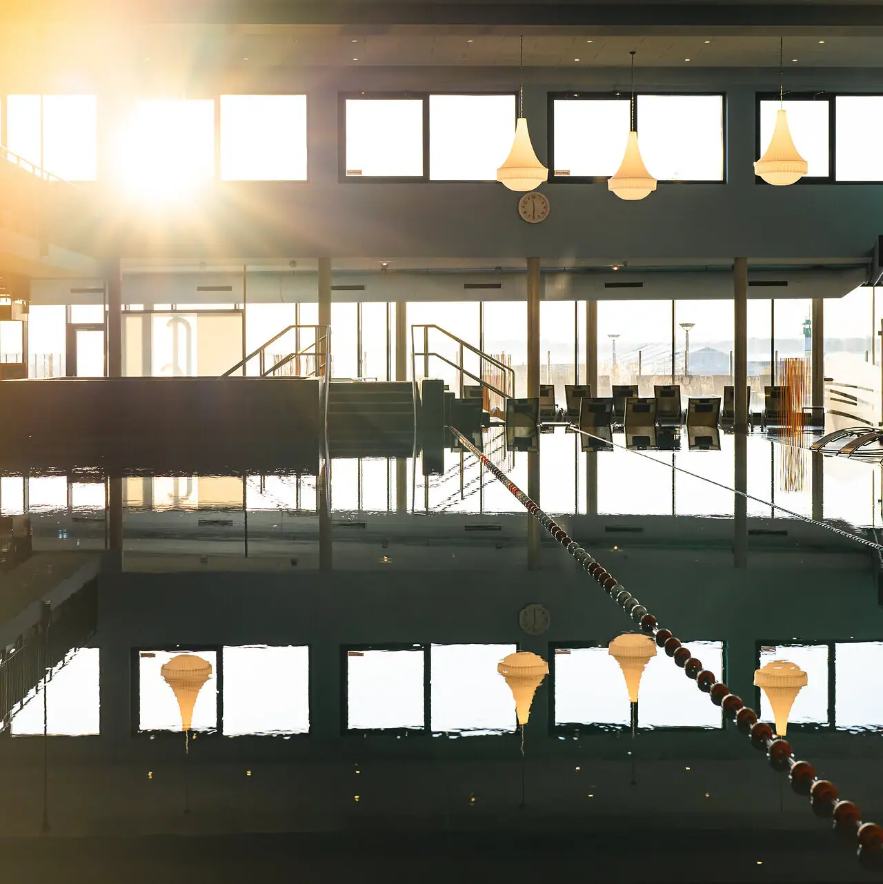 Schwimmbecken mit großem Pool und großem Fenster im Innenbereich.