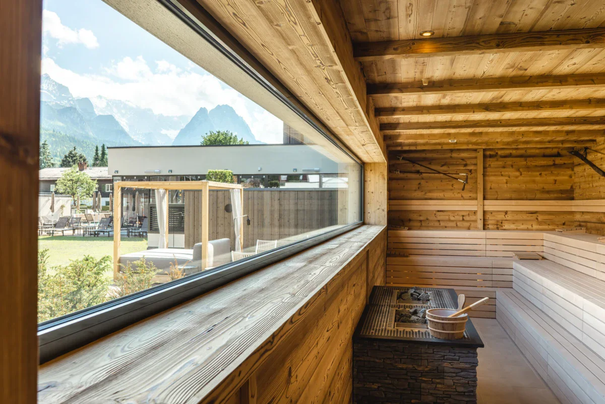 Panorama-Sauna Fenster mit Holzwand und Holzwanne