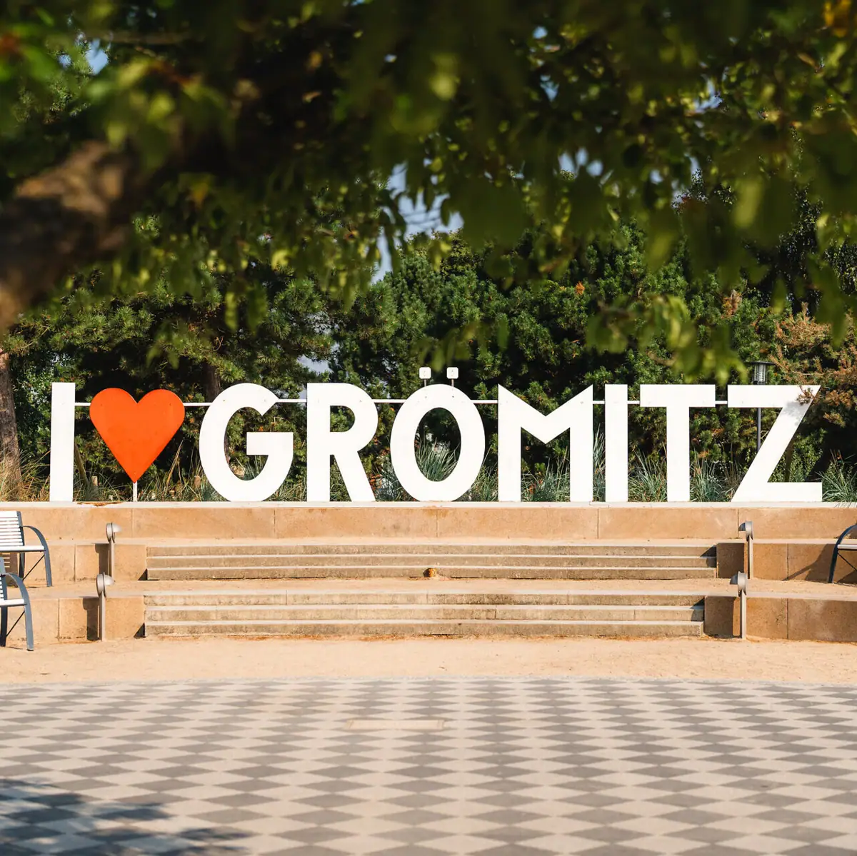 Ein Schild auf einer Treppe im Freien.