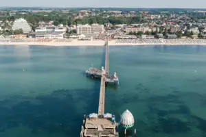 Ein langer Steg auf einem Gewässer.