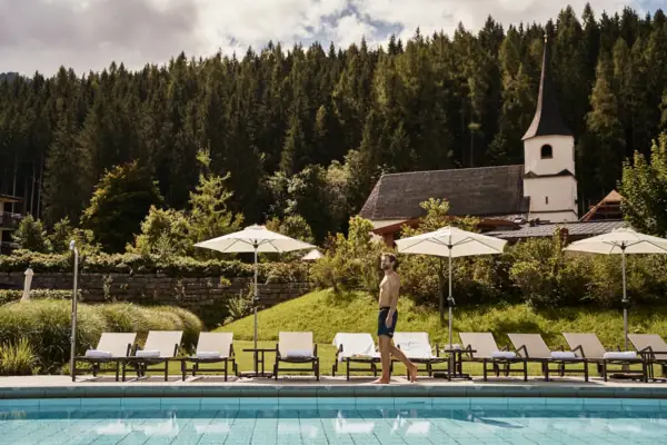 Außenpool Ein Mann geht an einem Pool vorbei.